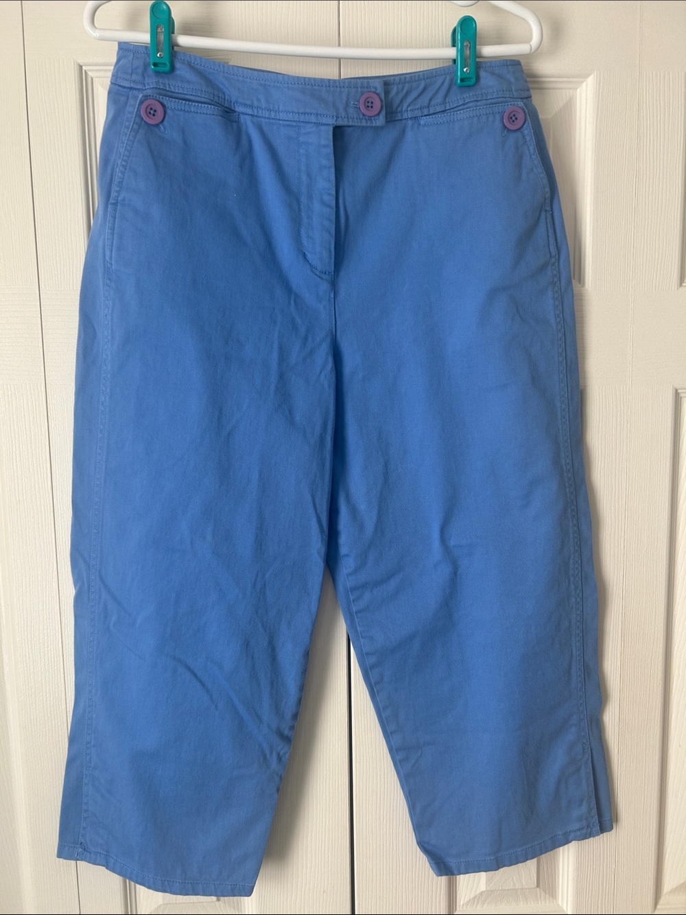 Pendleton Size 8 Cornflower Blue Cropped Capris with Purple Button Detail